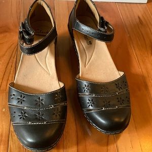Black size 8 Clark’s